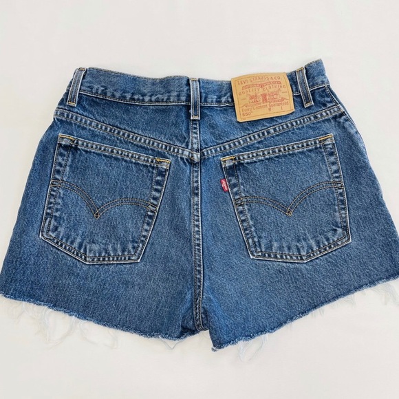 Levi’s High Waisted Mom Jean Shorts - Picture 2 of 2